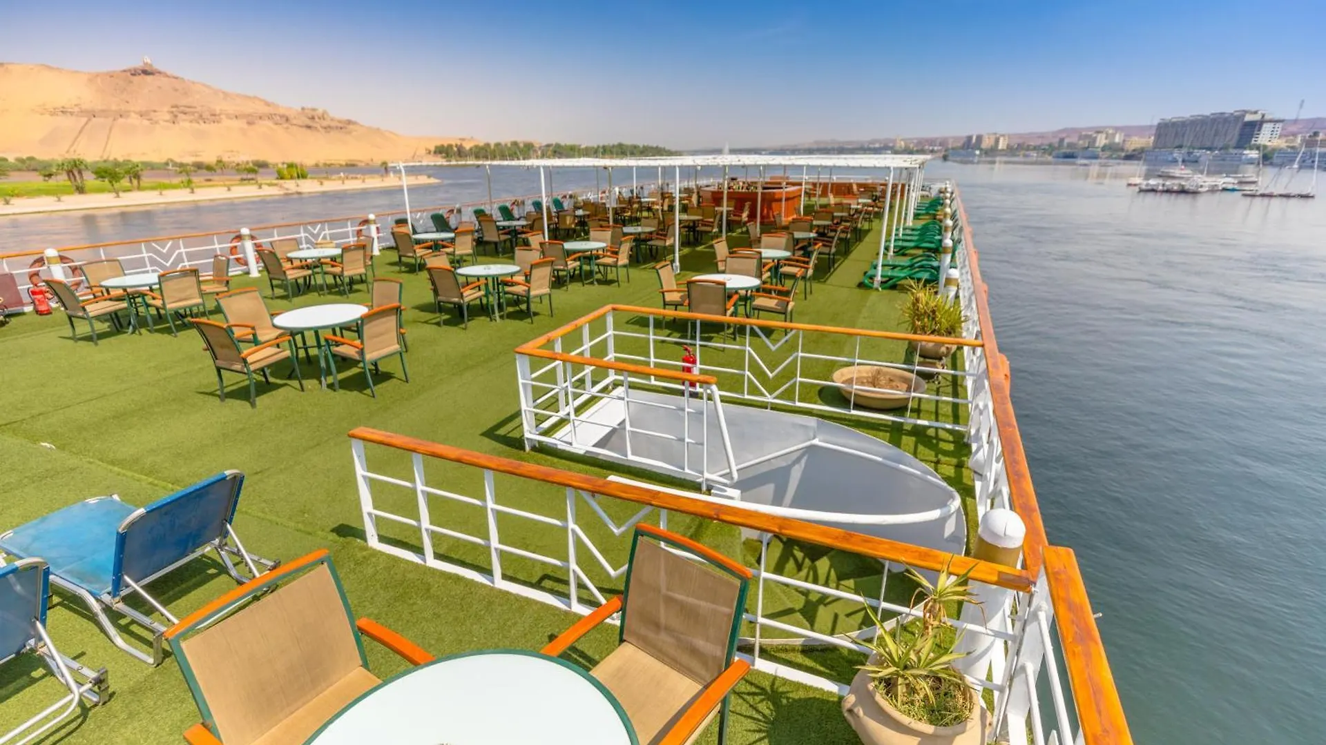 M/S Nephtis Nile Cruise 호텔 룩소르